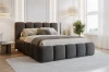 Stilvolles Schlafzimmer-Set mit grauem Bouclé-Polsterbett in einer hellen, modernen Einrichtung.