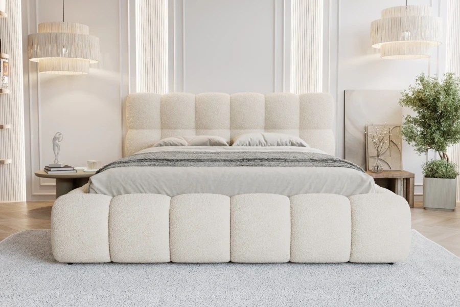 Hell eingerichtetes Schlafzimmer mit modernem Polsterbett in weißer Bouclé-Optik