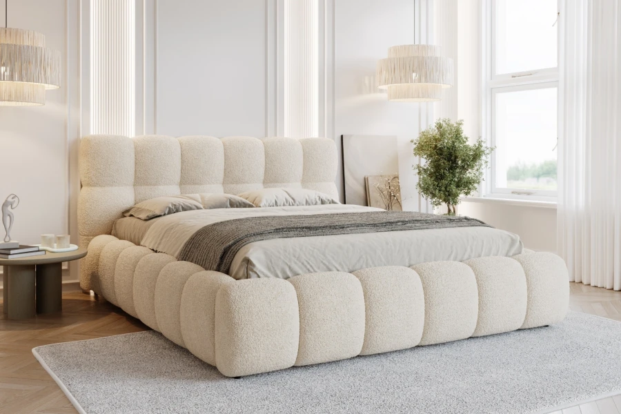Modern bed met zachte bouclé-stoffering in beige in een stijlvol ingerichte kamer.