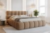 Modern gestoffeerd bed in bruin met teddy-stof in slaapkamerambiance.