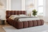Terracotta-farbenes Polsterbett mit Wellen-Design im modernen Schlafzimmer.
