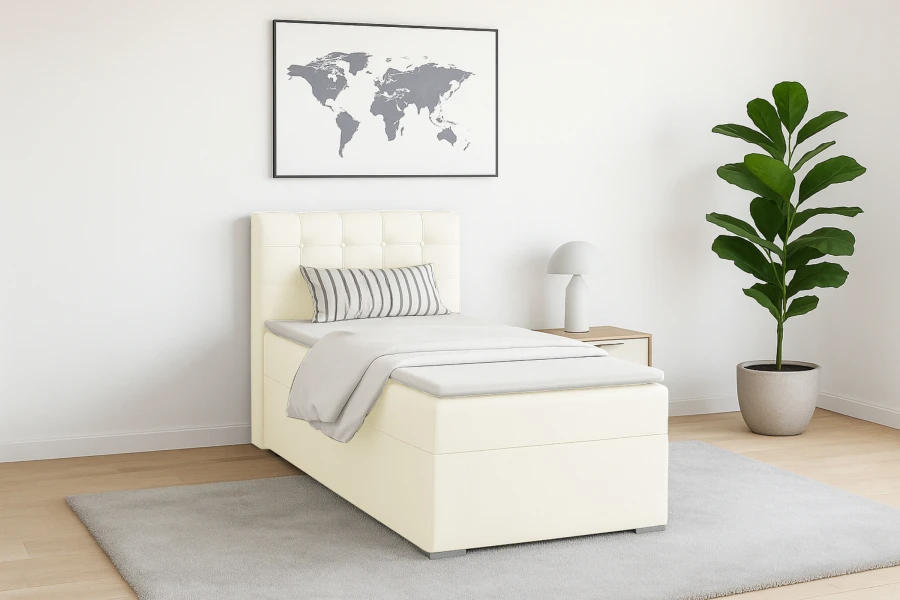 Cremeweißes Boxspringbett in hellem Schlafzimmer mit Weltkarte und Pflanze.
