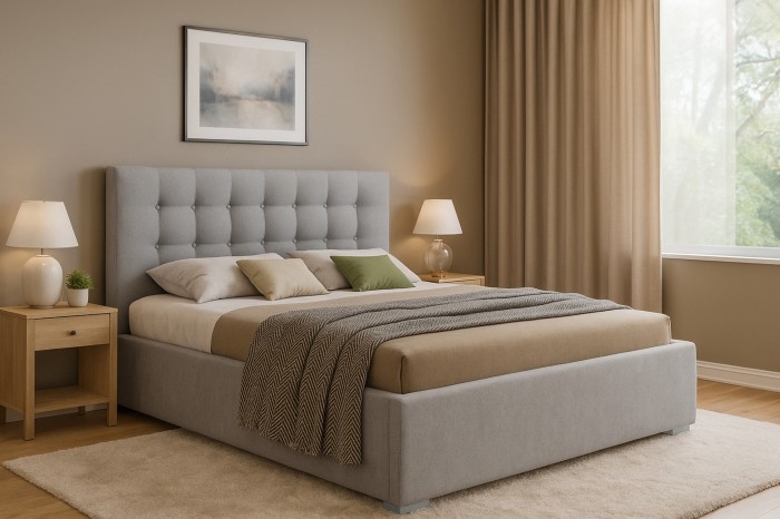 Modernes Schlafzimmer mit hellgrauem Polsterbett KINA, Nachttischen und gemütlicher Dekoration.