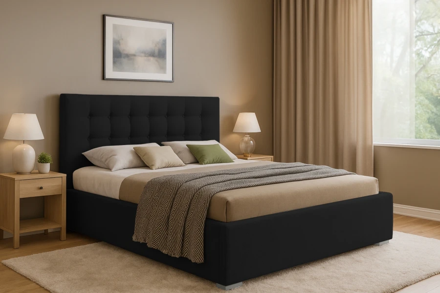 Luxuriöses schwarzes Polsterbett in einem warm eingerichteten Schlafzimmer mit Nachttischlampen.