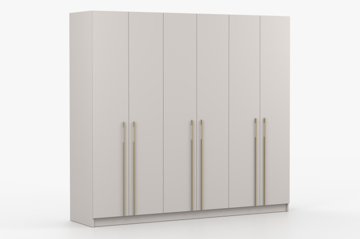 Großer beiger Kleiderschrank mit sechs Türen und eleganten goldenen Griffleisten.