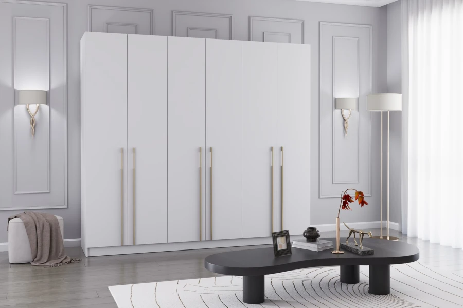 Moderner beiger Kleiderschrank in stilvollem Wohnambiente mit schwarzem Couchtisch.