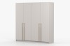 Moderner 4-türiger Kleiderschrank in Beige mit langen goldenen Griffen, perspektivische Ansicht.