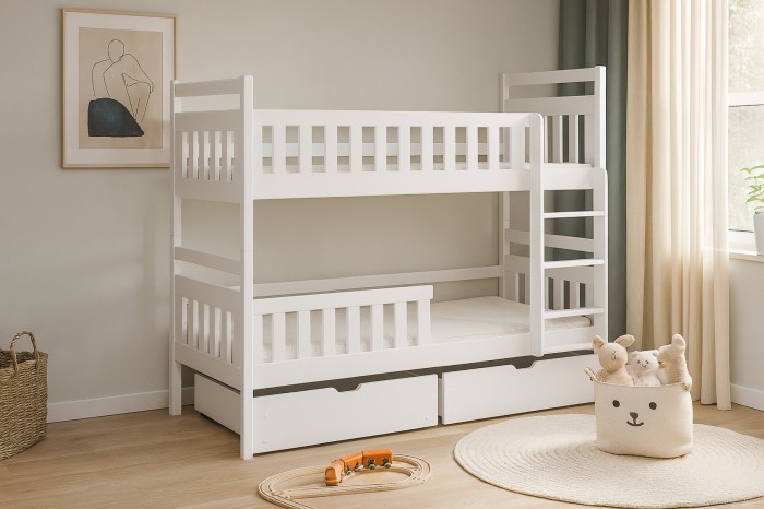Weißes Etagenbett aus Holz für Kinder mit praktischen Schubladen im hellen Kinderzimmer.