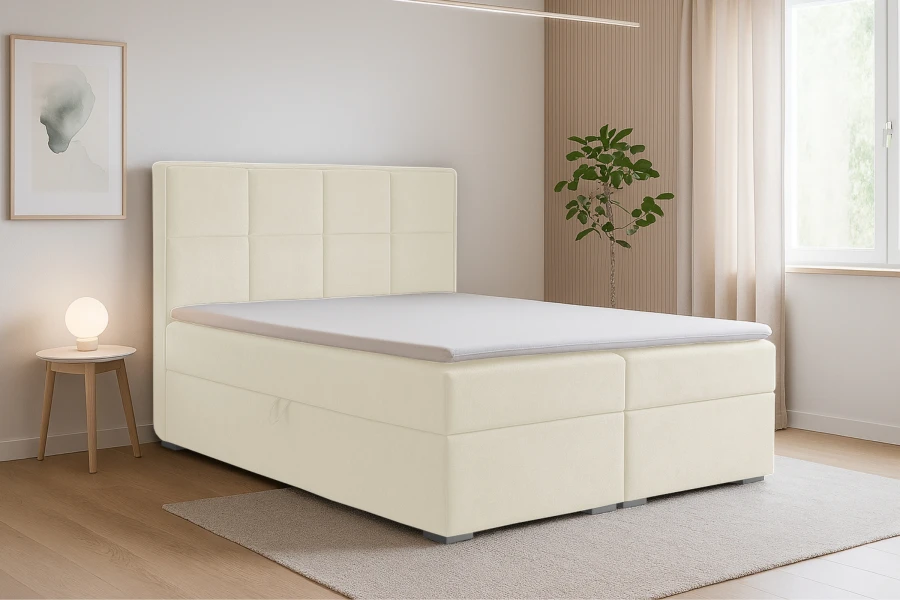 Modernes Boxspringbett in Creme im hell eingerichteten Schlafzimmer mit Dekoration