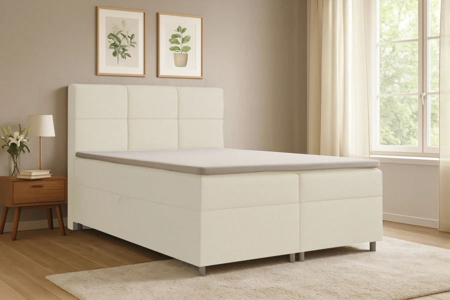 Cremefarbenes Boxspringbett in einem gemütlich eingerichteten Schlafzimmer.