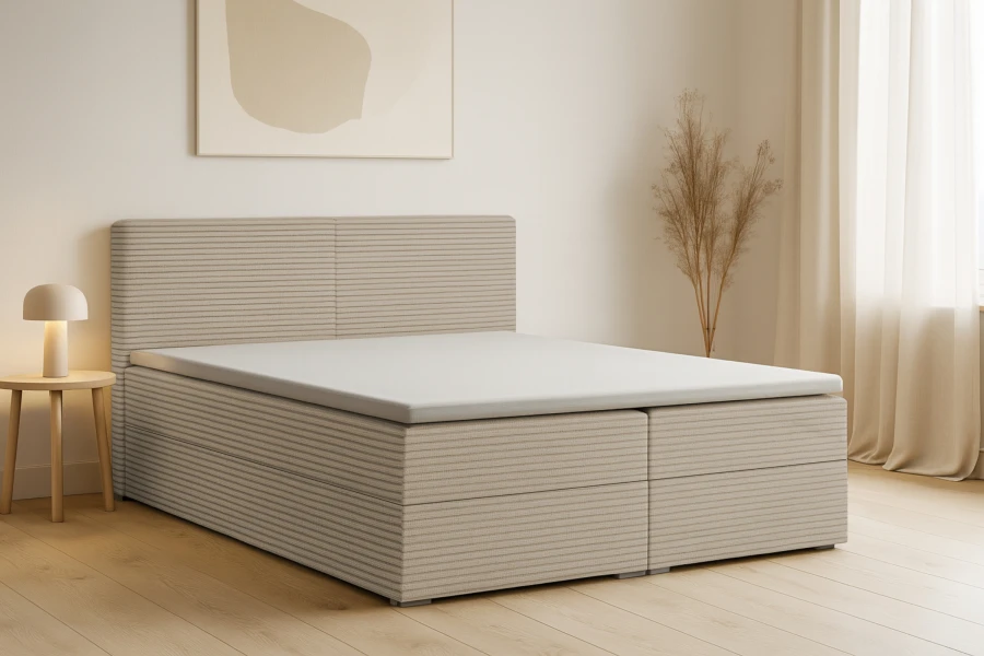 Stijlvol Lon III boxspringbed in gestreepte look in een lichte slaapkamer.