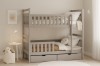 Gemütliches Kinderzimmer mit grauem Etagenbett, Bettkasten und kindgerechter Dekoration.
