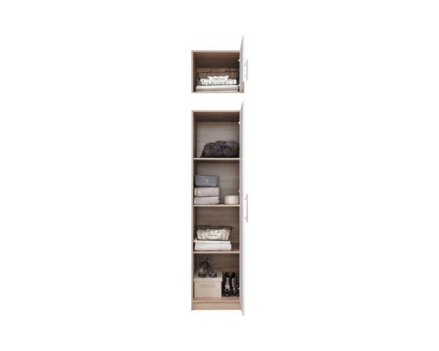 Schmaler Kleiderschrank geöffnet mit Regalböden für Kleidung und Schuhe in Holzoptik.