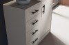 Detailaufnahme einer modernen Kommode in Kaschmir mit schwarzen Metallgriffen.