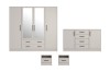 Set aus Schlafzimmermöbeln in Cashmere: Großer Spiegelschrank, Kommode und zwei passende Nachttische.