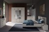 Stilvoll eingerichtetes Schlafzimmer mit Cashmere-Möbeln, großem Kleiderschrank und blauem Doppelbett.
