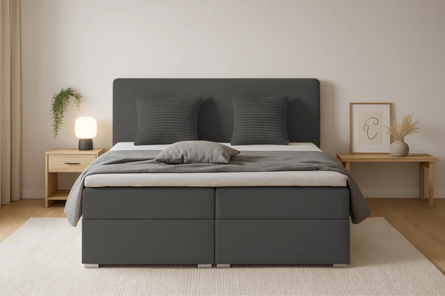 Frontansicht des Boxspringbetts Bello im gemütlich eingerichteten Schlafzimmer.