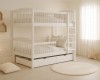 Hell eingerichtetes Kinderzimmer mit weißem Stockbett, rundem Teppich und gemütlicher Dekoration.