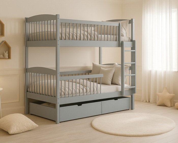 Gemütlich eingerichtetes Kinderzimmer mit grauem Doppelstockbett.