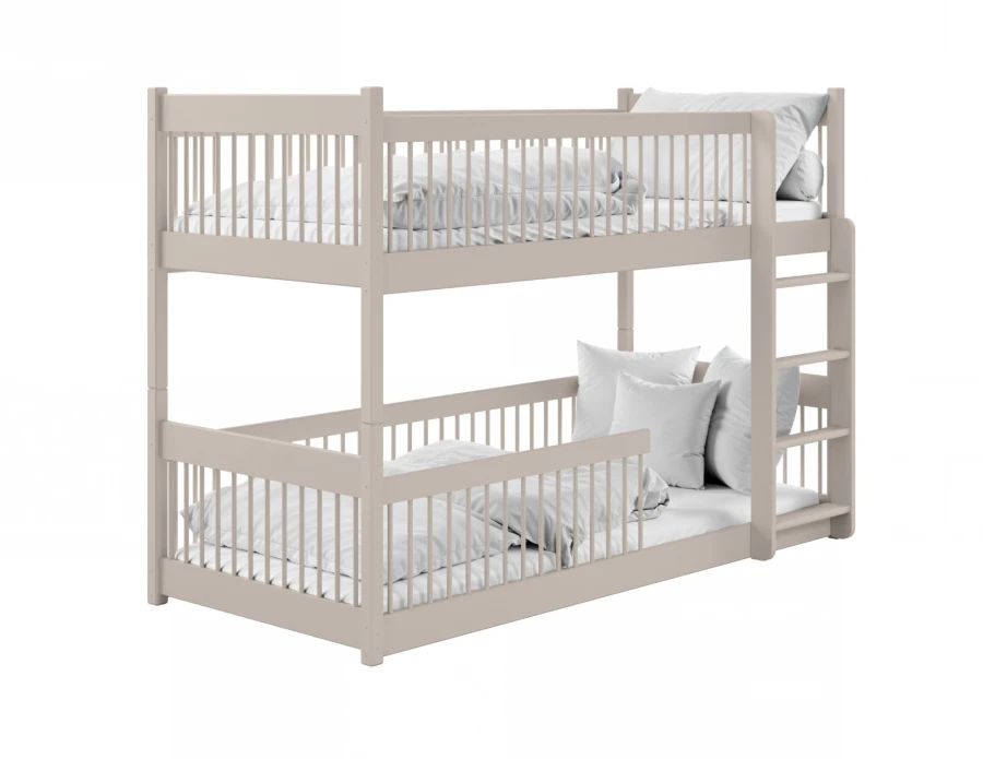 Modernes Etagenbett aus Holz in Beige mit Leiter und Rausfallschutz auf weißem Hintergrund.