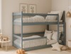 Grijs stapelbed van hout in de kinderkamer met gezellig beddengoed en speelgoed.
