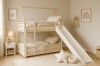 Cremefarbenes Etagenbett in Hausform mit Rutsche für das Kinderzimmer.