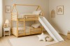 Etagenbett aus Naturholz in Hausoptik mit weißer Rutsche für Kinder.