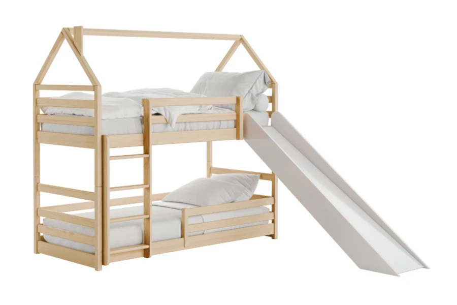 Hausbett-Etagenbett aus hellem Massivholz mit weißer Rutsche vor weißem Hintergrund.