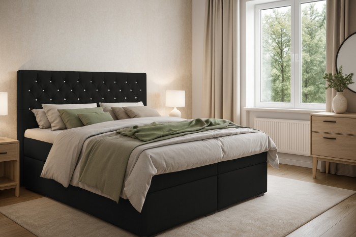 Gemütliches Schlafzimmer mit dem Arami Boxspringbett in Schwarz, dekoriert mit grünen Kissen.