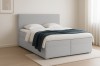 Modernes hellblaues Bouclé Boxspringbett mit dunkler Kuscheldecke im Schlafzimmer