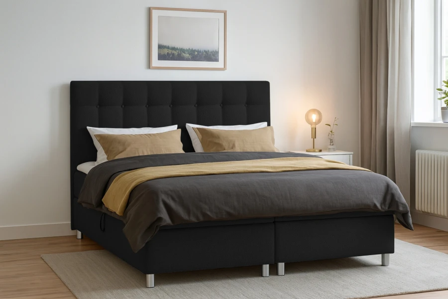 Gemütliches Schlafzimmer mit schwarzem Boxspringbett und stilvoller Dekoration.