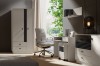 Modernes Home-Office Set mit weißem Schreibtisch, Bürostuhl und Kleiderschrank in Beige.