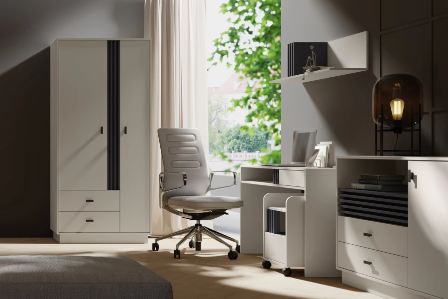 Heller Arbeitsplatz im Home-Office mit Bürodrehstuhl, Schreibtisch und Schrankelementen.