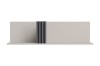 Eenvoudige wandplank in beige met donkere verticale lamellen voor een witte achtergrond.