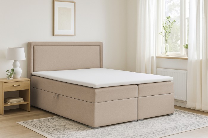 Elegantes beiges Boxspringbett mit Kopfteil und Topper im Schlafzimmer.
