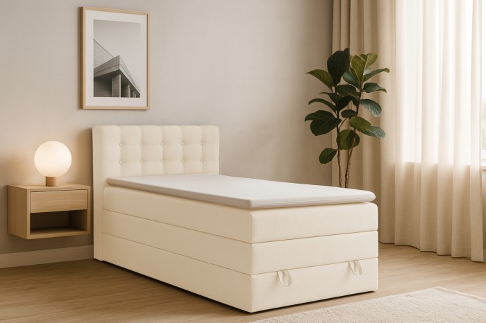 Modernes beiges Boxspringbett mit gepolstertem Kopfteil und Bettkasten im Schlafzimmer.
