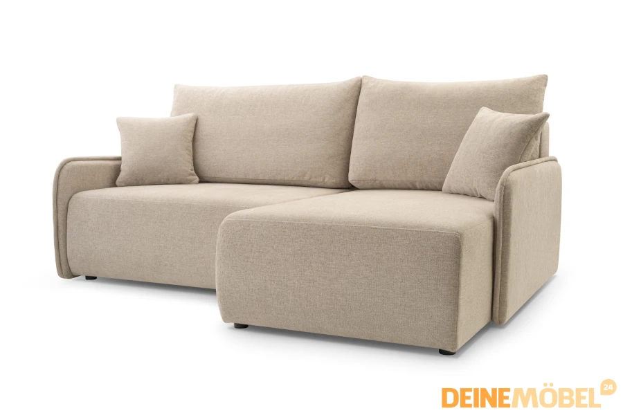 Modernes beiges Ecksofa mit Schlaffunktion und passenden Zierkissen.