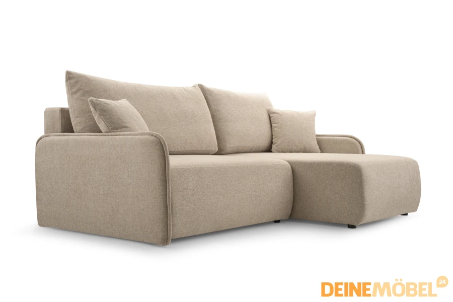 Elegantes beiges Sofa mit Ottomane und bequemer Polsterung in Perspektivansicht.