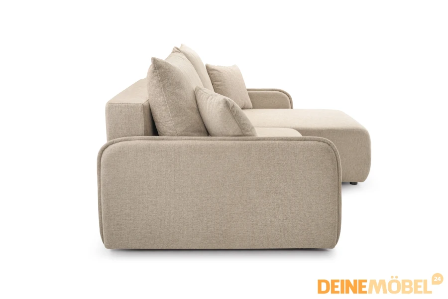 Seitenansicht eines beigen Stoffsofas mit abgerundeter Armlehne und weichen Kissen.
