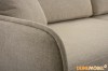 Nahaufnahme der gewebten Textur des beigen Polsterstoffs eines modernen Sofas.