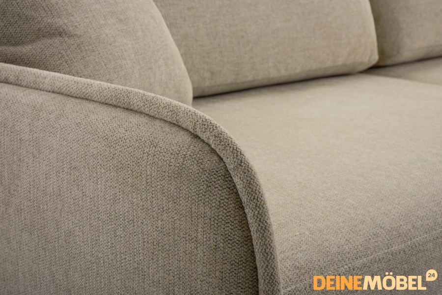 Nahaufnahme der gewebten Textur des beigen Polsterstoffs eines modernen Sofas.