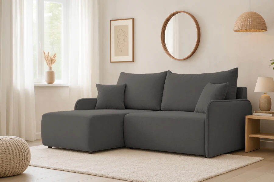 Ecksofa in Dunkelgrau in einem hell eingerichteten Wohnzimmer mit Teppich und Deko.