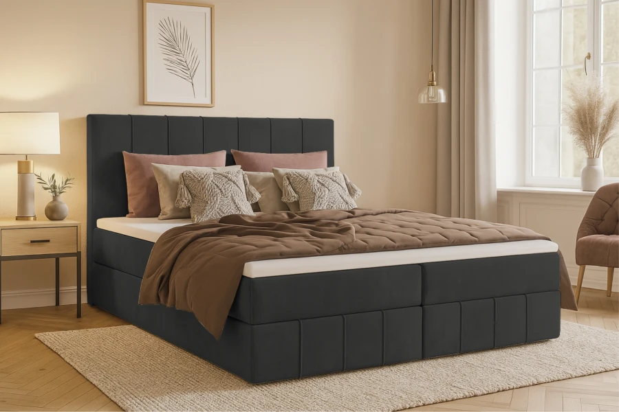 Elegantes Boxspringbett in Anthrazit mit stilvoller Dekoration im Schlafzimmer.