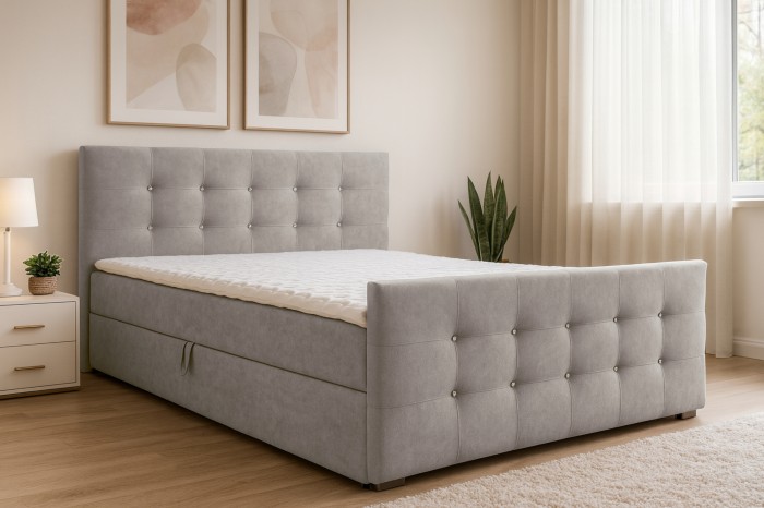 Stilvolles Schlafzimmer-Ambiente mit dem hellgrauen Boxspringbett Carmen und Dekoration.