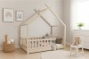 Hausbett aus Holz im skandinavischen Kinderzimmer mit Giraffen-Plüschtier und Deko.