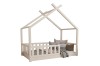 Weißes Hausbett aus Holz für Kinder mit Rausfallschutz und gemütlichen Kissen.