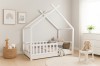 Helles Kinderzimmer mit weißem Hausbett im Tipi-Stil und Stofftieren.