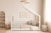 Skandinavisches Kinderzimmer mit weißem Hausbett und Holzspielzeug