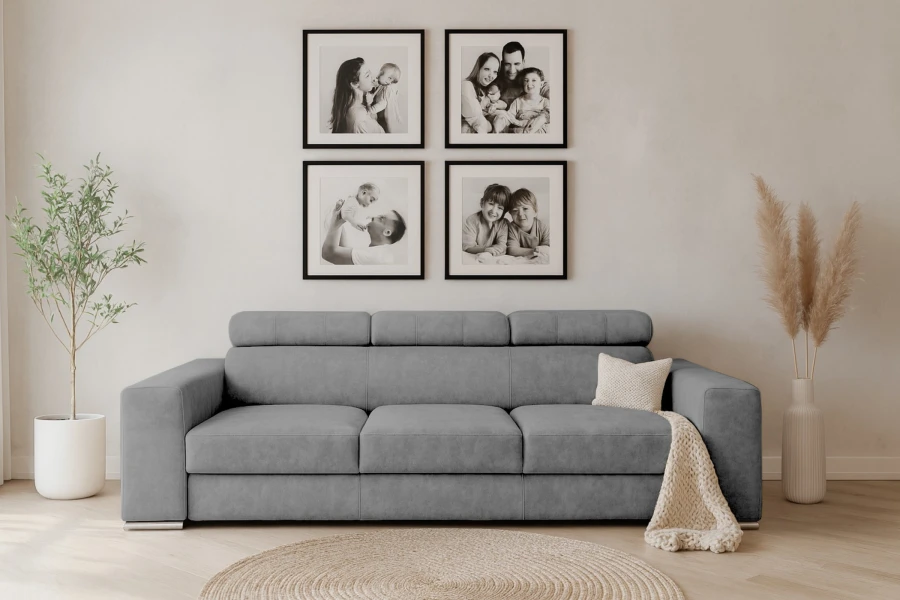 Gemütliches Wohnzimmer mit modernem grauen Sofa und dekorativer Wandgestaltung.
