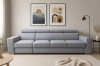 Modernes graues Sofa Elmo in einem stilvollen Wohnzimmer mit minimalistischer Dekoration.